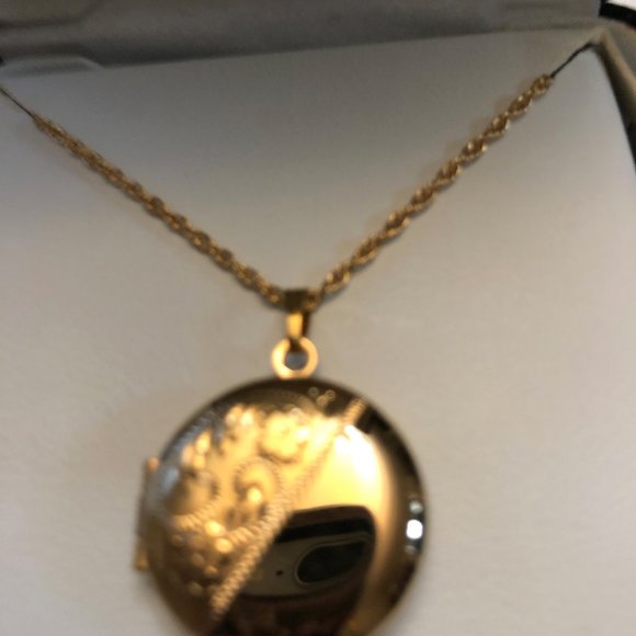 Kelly Waters Gold finish locket and chain. NIB - Picture 3 of 7